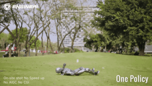 Robot hình người 'mini' phô diễn khả năng thăng bằng