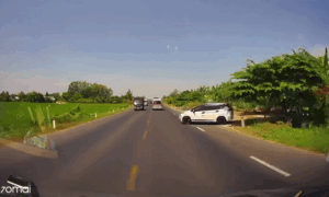 Tránh xe ven đường, ôtô húc mạnh vào xe phía trước